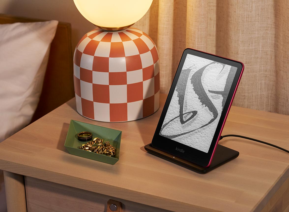 Kindle на тумбочці біля лампи — довга робота від батареї